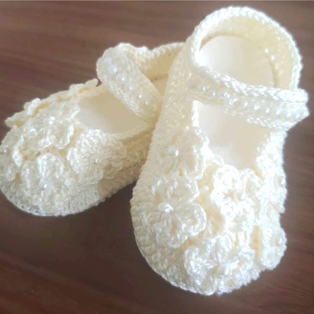 The cutest booties!Newborn Baby girls shoes handmade crochet. Gift ide 0-3m